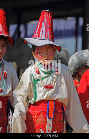 Il Tibetano eseguendo il manicotto della musica folk tradizionale danza minoranza Namdapha Eco festival culturali, Miao, Arunachal Pradesh, India Foto Stock