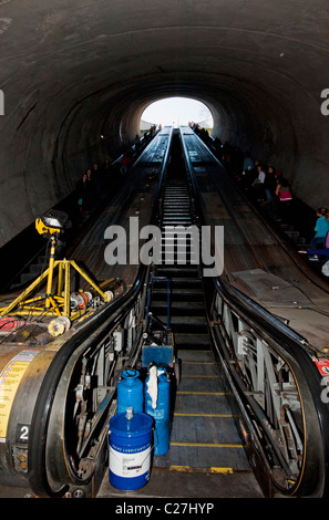 Riparare il lavoro che viene svolto in Dupont Circle Metro escalator rampa. Foto Stock