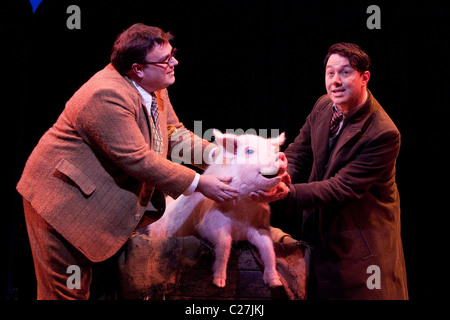 Jack Edwards e Reece Shearsmith nella commedia musicale Betty Blue Eyes al Novello Theatre Foto Stock