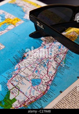 Ray-Ban Wayfarer occhiali da sole e una mappa della Florida Foto Stock