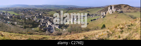 Corfe Castle e villaggio del Dorset Foto Stock