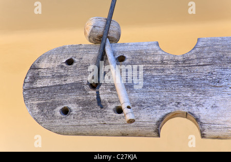 Coratella di legno e un martello usato come preghiera campana nel monastero in Grecia Foto Stock