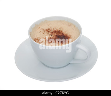 Una tazza di caffè schiumato in una tazza bianca con piattino isolata contro uno sfondo bianco Foto Stock