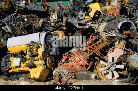 Pila gigante di camion di motori a scrapyard regno unito Foto Stock