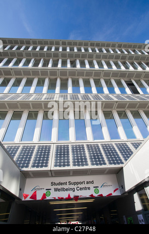 Pannelli solari su un edificio del campus della Università Northumbira, Newcastle upon Tyne, Regno Unito. Foto Stock