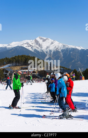 Scuola di sci su piste baby in Pal, vicino a Arinsal, Vallnord Ski Area, Andorra Foto Stock