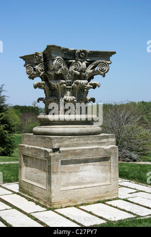 Un primo piano di una capitale da un originale colonna di pietra arenaria del Campidoglio sul display nella National Arboretum, Washington DC. Foto Stock