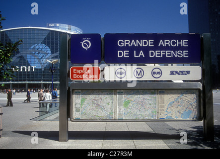 Treno e Autobus servizio al Grande Arche de la Defense città di Parigi regione Ile-de-France Francia Europa Foto Stock