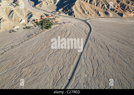 VISTA AEREA. Hotel tra uno sbocco canyon e un ventilatore alluvionale. Fornace Creek Inn, parco nazionale Death Valley, Inyo County, California, Stati Uniti. Foto Stock