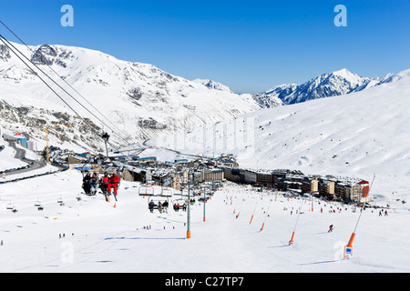 Seggiovia e la vista sul centro di villeggiatura da Costa Rodona, Pas de la Casa Grandvalira Ski Area, Andorra Foto Stock