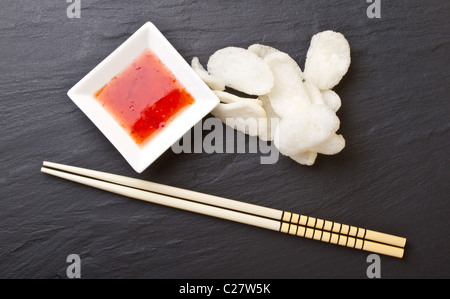 Cracker ai gamberi noto anche come cracker cinesi con peperoncino dolce salsa di immersione. Foto Stock