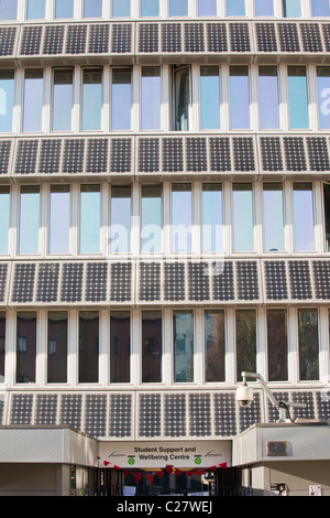 Pannelli solari su un edificio del campus della Università Northumbira, Newcastle upon Tyne, Regno Unito. Foto Stock