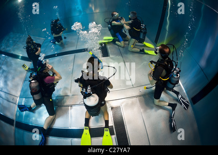 Un scuba diving sessione di formazione in una piscina (Francia). Scuba instruction in piscina. Foto Stock