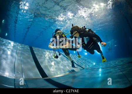 Un scuba diving sessione di formazione in una piscina (Francia). Scuba instruction in piscina. Foto Stock