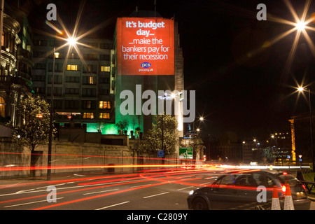 Pc progetto di unione degli edifici di Londra con anti taglio slogan e incoraggiato la gente a partecipare al TUC Marzo. Intercontinental Hotel. Foto Stock