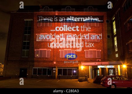 Pc progetto di unione degli edifici di Londra con anti taglio slogan e incoraggiato la gente a partecipare al TUC Marzo. La sede centrale di PC. Foto Stock