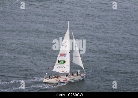 Il giamaicano racing yacht nella Baia di San Francisco, California, Stati Uniti d'America Foto Stock