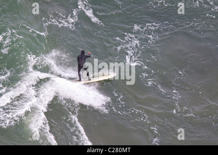 Vista Aaerial del surfer in muta la cattura di un'onda. La baia di San Francisco, California, Stati Uniti d'America Foto Stock