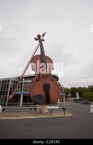 Il grande Ceilidh Fiddle accoglie i visitatori a Sydney, Cape Breton, Nova Scotia, Canada Foto Stock