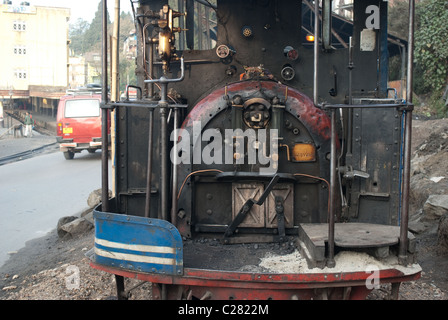 Un pannello di comando e il luogo della locomotiva di un vecchio-stile a scartamento ridotto del treno a vapore che corre Darjeeling Himalaya ferrovia. Foto Stock