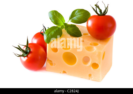 Formaggio giallo con pomodori e basilico verde isolato su sfondo bianco Foto Stock