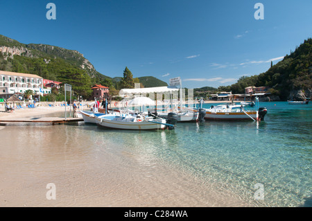 Corfù, Grecia. Ottobre. Vista di una delle spiagge di Paleokastritsa, Palaiokastritsa. Foto Stock