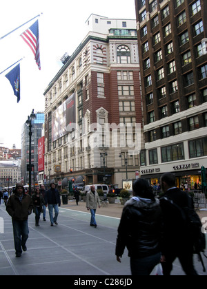 Scena di strada che conduce fino a Macys department store di New York City, Stati Uniti d'America Foto Stock