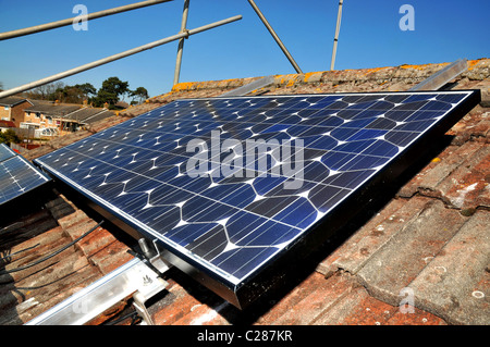 Pannello solare installato sul tetto di casa, Gran Bretagna, Regno Unito Foto Stock
