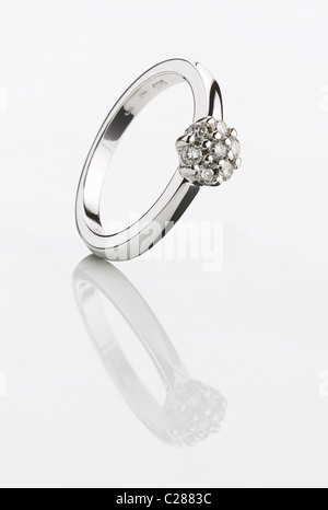 Bellissimo anello in argento con gemme preziose - studio Foto Stock