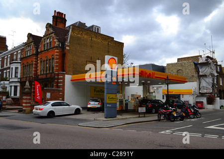 Stazione di benzina a South Kensington, Old Brompton Road, London, Regno Unito ARTIFEX LUCIS Foto Stock