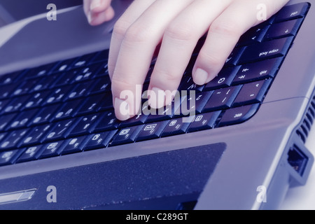 La digitazione su laptop Foto Stock