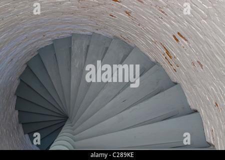 Cove Point Lighthouse (situato lungo il fiume Patuxent) grigio metallo scala a spirale - costruita 1824 - Lusby (Calvert County) Maryland Foto Stock