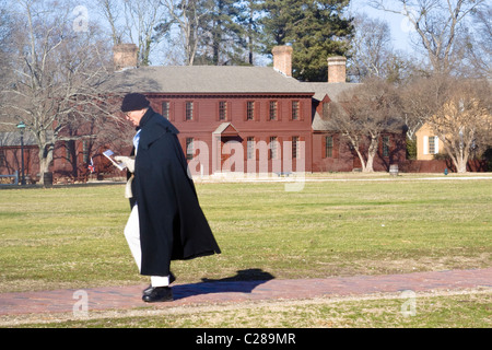 Un interprete maschile a piedi vicino al Payton Randolph Casa nel centro storico di Colonial Williamsburg Virginia Foto Stock