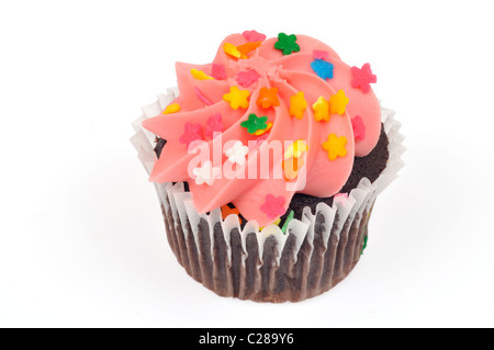 Tortina di cioccolato decorate con glassa rosa e granelli colorati su sfondo bianco, ritaglio. Foto Stock