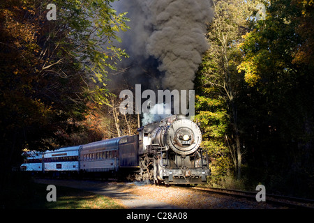 Western Maryland Scenic Railroad 'Mountain Thunder' vapore locomotiva travailing dal Cumberland a Frostburg nel Maryland. Foto Stock