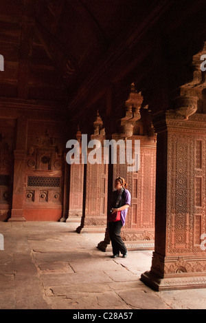 Un turista di ammirare l'architettura a Agra Fort Foto Stock