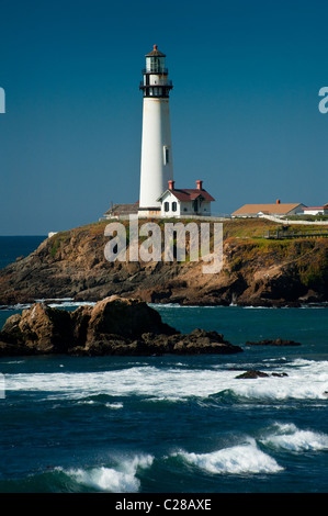 Arroccato su una rupe sulla centrale di costa della California, 50 miglia a sud di San Francisco, è il 115-piede Pigeon Point Lighthouse. Foto Stock