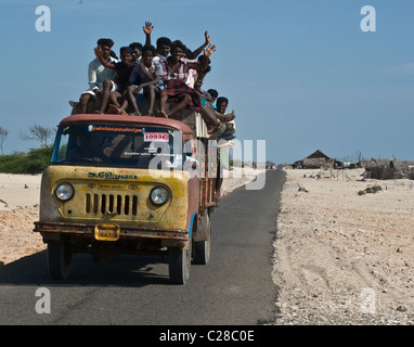 La gente del posto sta prendendo un giro in un camion vicino Rameswaram, nello stato federato di Tamil Nadu, India Foto Stock