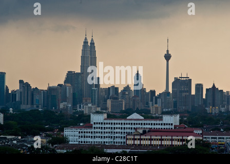 Kuala-Lumpur centro città con torri Petronas e Menara KL dalla collina prima della tempesta tropicale Foto Stock