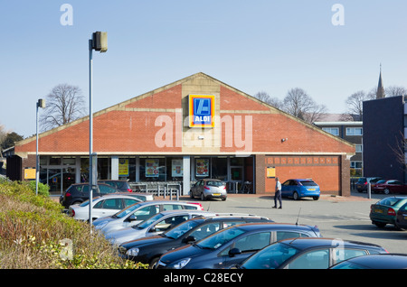 Aldi negozio di fronte con le auto nel parcheggio auto al di fuori del supermercato a vendere a basso prezzo. Bangor, Gwynedd, il Galles del Nord, Regno Unito, Gran Bretagna. Foto Stock