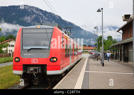 Ruhpolding, Baviera, Germania, Europa. DB treno dalla stazione ferroviaria piattaforma. Foto Stock
