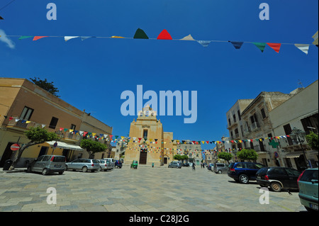 L'Italia, sicilia, Isole Egadi, Favignana, piazza centrale decorato con bandiere con la chiesa in background Foto Stock