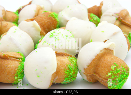 Frollini a forma di testa di fungo con latte condensato Foto Stock