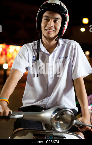 Thai giovane ragazzo e ragazza sul classico scooter Vespa, Lampang, Thailandia Foto Stock