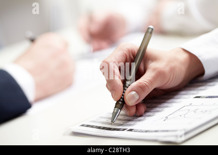 Close-up di imprenditrice è la scrittura a mano Foto Stock