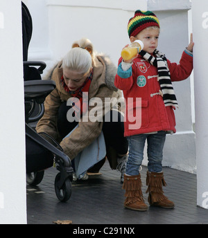 Gwen Stefani portare suo figlio Kingston Rossdale per una passeggiata a Londra, Inghilterra - 15.12.09 : .com Foto Stock
