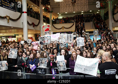 Atmosfera Danyl Johnson detiene un concerto gratuito presso il Broad Street Mall in casa sua Town Reading, in Inghilterra - 15.12.09 Shaun Foto Stock