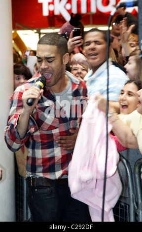 Danyl Johnson detiene un concerto gratuito presso il Broad Street Mall in casa sua Town Reading, in Inghilterra - 15.12.09 Shaun Bailey/ Foto Stock