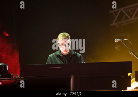 Andrew Fletcher di Depeche Mode performing live at The O2 Arena di Londra - Inghilterra - 15.12.09 obbligatorio Foto Stock