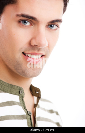 Ritratto di bel giovane uomo sorridente, isolati su sfondo bianco Foto Stock